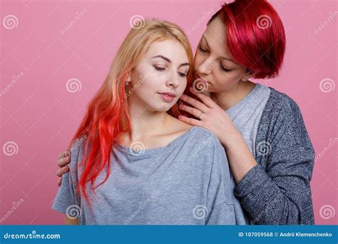 erome adolescentes|deux adolescentes lesbiennes informelles s'embrassent dans : .